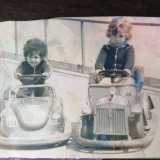 Lucia come prova ci mostra delle foto d�epoca di lei intenta a �guidare� una delle piccole automobili, che all�epoca divennero un�attrazione per tutti i bambini